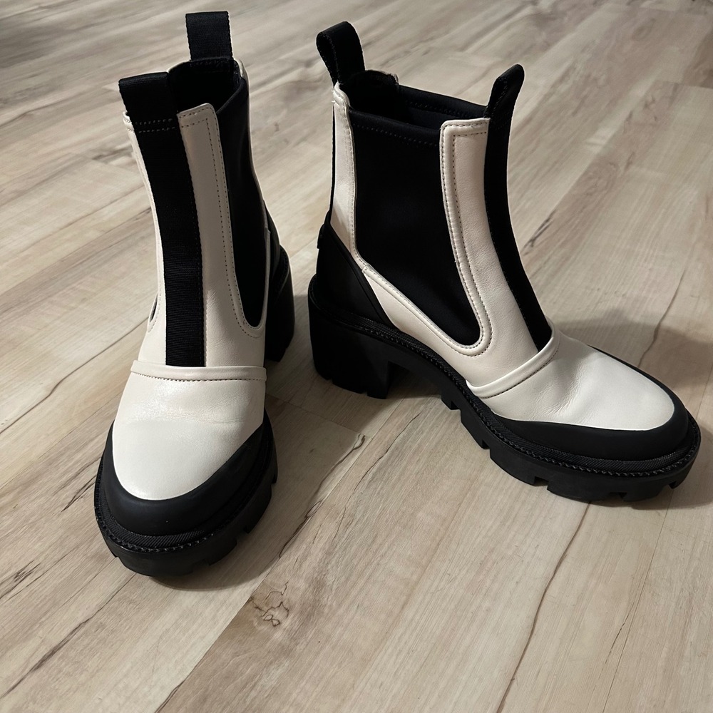 Tory Burch Women's Chelsea Lug Sole Ankle Boots Size 8